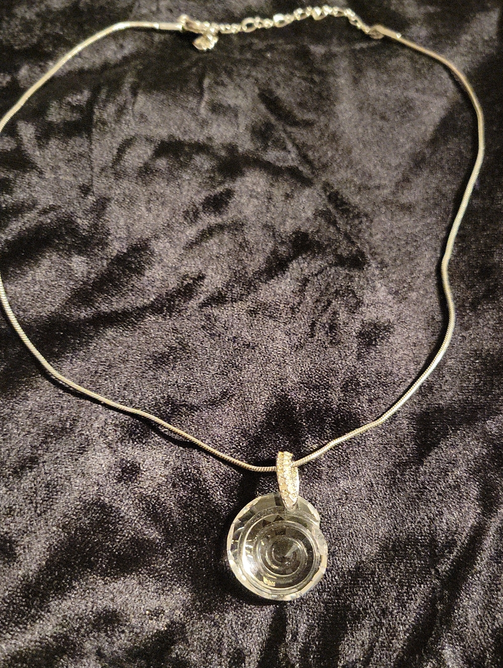 SCS 2007 Ltd Ed. Seashell Crystal Pendant Silvertone Slinky Omega Necklace